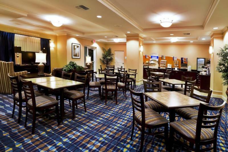 Holiday Inn Express Hotel & Suites Fort Pierce West 외부 사진